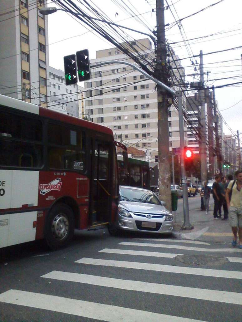 Ônibus e carro colidiram na alameda Jaú