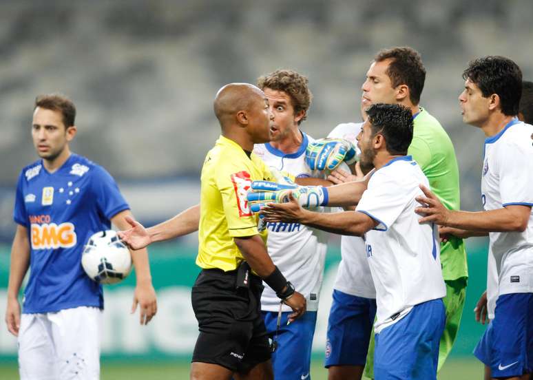 <p>Árbitro Marcos Mateus Pereira é cercado pelo time do Bahia; Cruzeiro deslanchou e conseguiu a vitória depois de expulsão do zagueiro Titi.</p>
