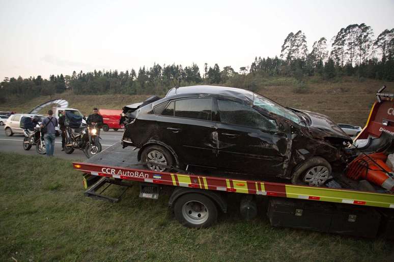 Carro ficou bastante danificado no acidente