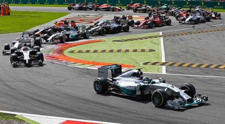 Piloto da Mercedes Nico Rosberg lidera GP de Monza de F1, na Itália.