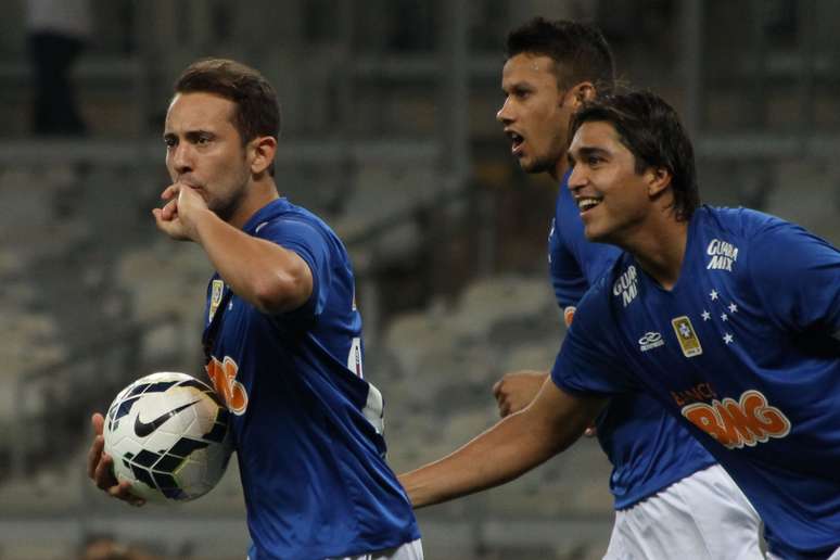 Jogadores do Cruzeiro festejam gol de Everton Ribeiro no Mineirão