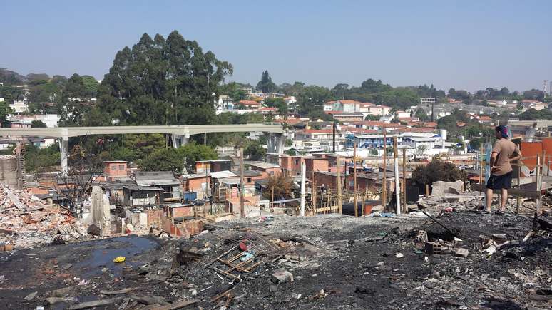 <p>Moradores já estão reconstruindo suas casas na favela localizada na zona sul de São Paulo</p>