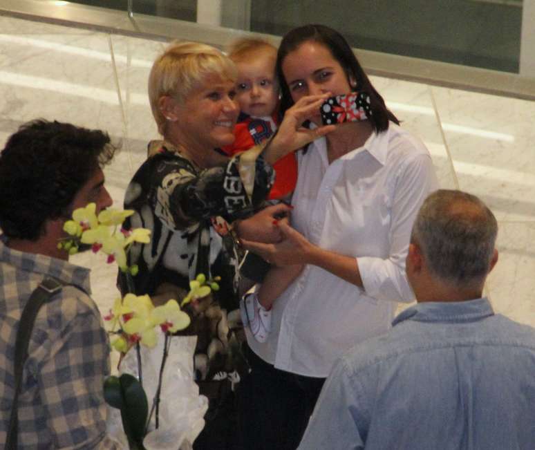 Xuxa curte noite com namorado e filha 