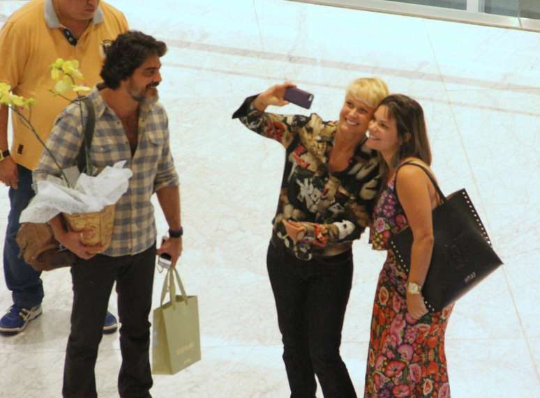 Xuxa curte noite com namorado e filha 