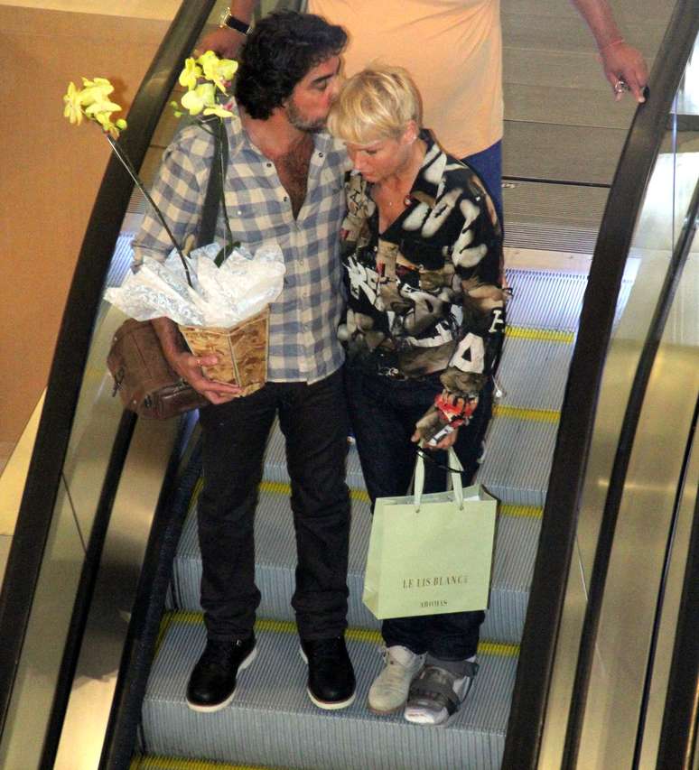 Xuxa curte noite com namorado e filha 