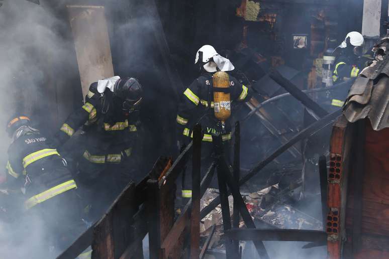 Bombeiros tentam conter incêndio na comunidade Ponta da Praia