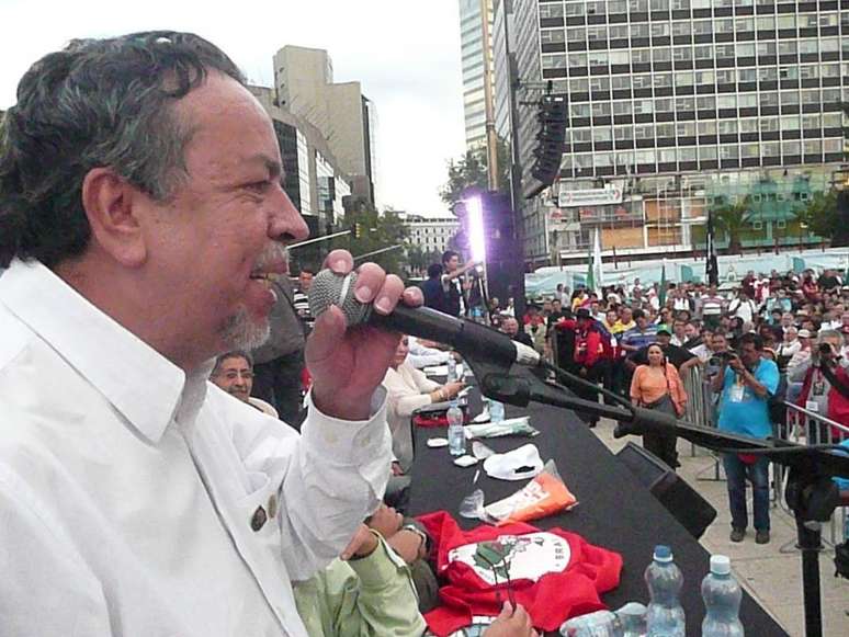 <p>Candidato ao Senado, Rom&aacute;rio tem como primeiro suplente&nbsp;o metal&uacute;rgico Jo&atilde;o Batista Lemos</p>