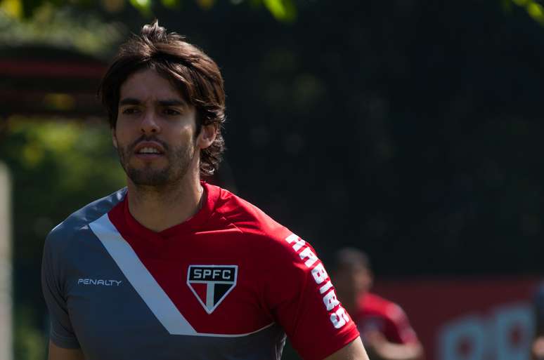 Titulares, como o atacante Kaká, treinaram com bola antes da entrada da imprensa nesta sexta