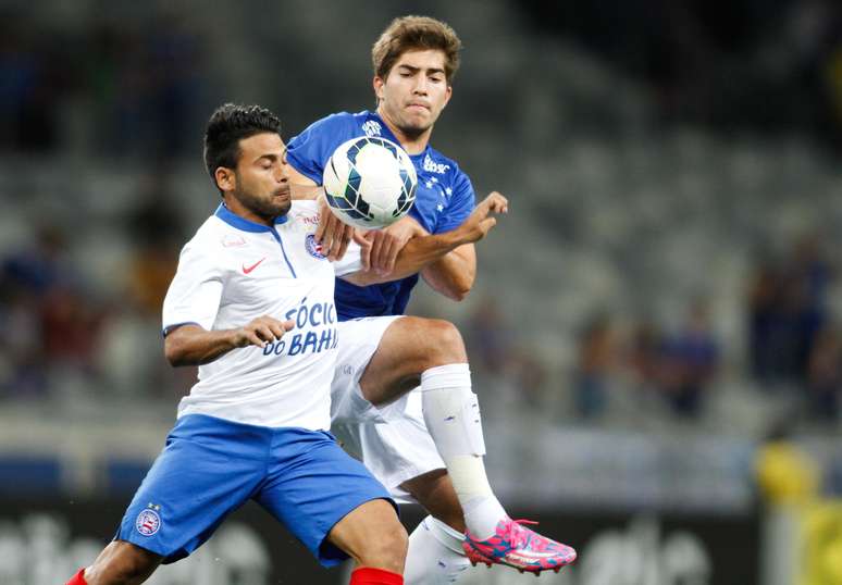 Lucas Silva luta pela bola no Mineir&atilde;o