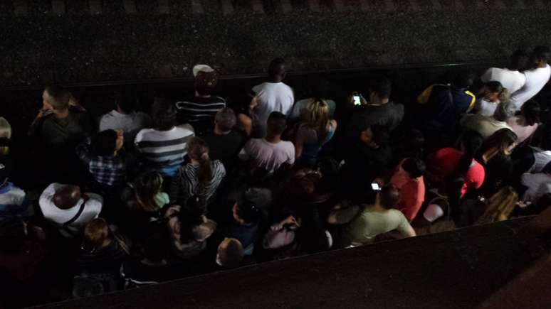 <p>Passageiros aguardam trem na estação Luz </p>