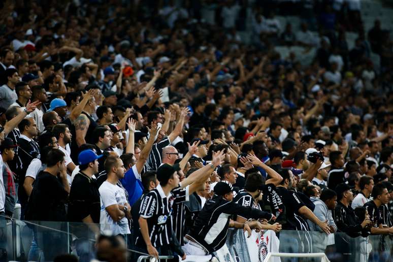 <p>Corinthians tenta evitar gritos de "bicha" de sua torcida</p>