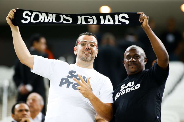 Torcedores do Corinthians se unem contra o racismo no futebol