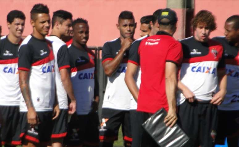Wagner Lopes conversa com elenco do Atlético-GO