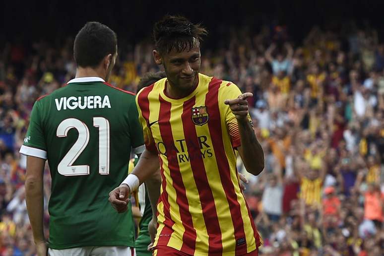 <p>Neymar comemora atua&ccedil;&atilde;o decisiva&nbsp;com a camisa do Barcelona no Camp Nou</p>