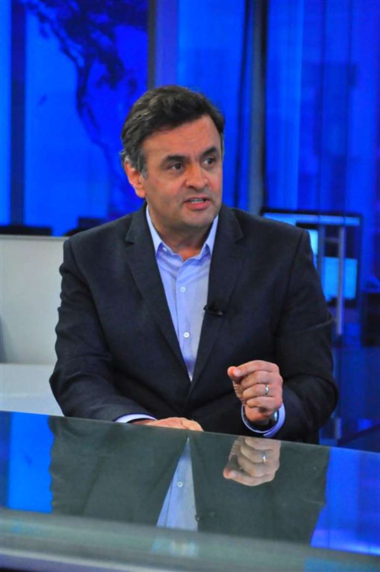 <p>Candidato A&eacute;cio Neves (PSDB) durante sabatina na RedeTV!, na sexta-feira, 12 de setembro</p>