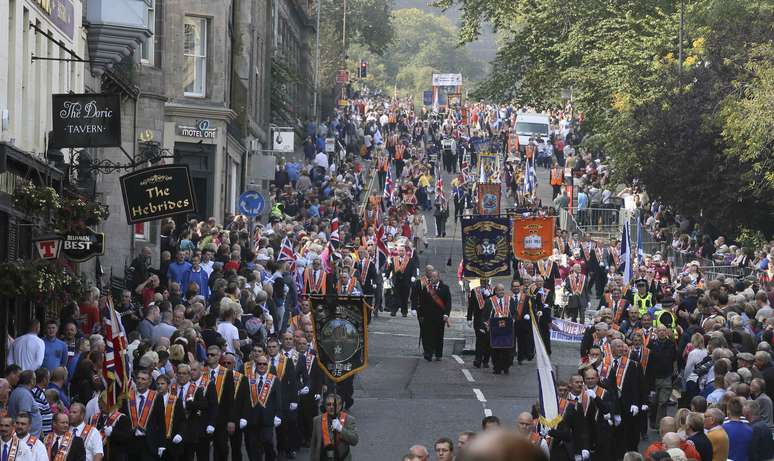 <p>Membros da Ordem protestante de Orange&nbsp;marcham durante uma manifesta&ccedil;&atilde;o contra a independ&ecirc;ncia da Esc&oacute;cia, em Edimburgo, neste s&aacute;bado, 13 de setembro</p>