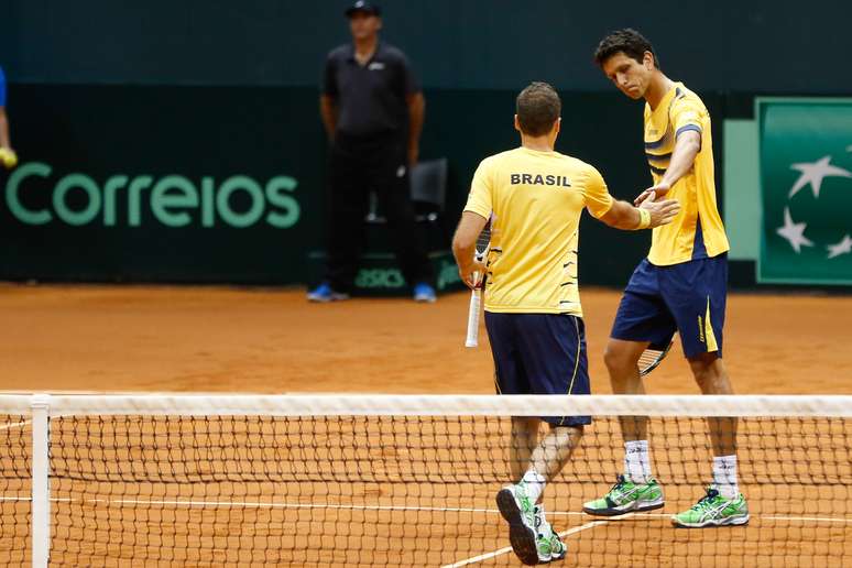 <p>Marcelo Melo e Bruno Soares defenderam o Brasil contra a Espanha na Copa Davis, neste s&aacute;bado, e venceram por 3 a 0.</p>