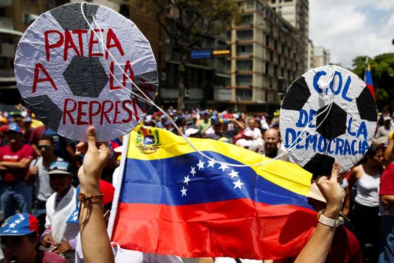 <p>Manifestantes em protesto contra o governo de Nicolás Maduro, em Caracas, na Venezuela, em 24 de junho de 2014</p>