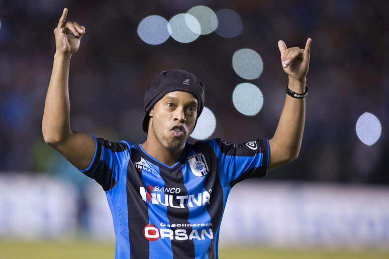 Ronaldinho faz gesto tradicional