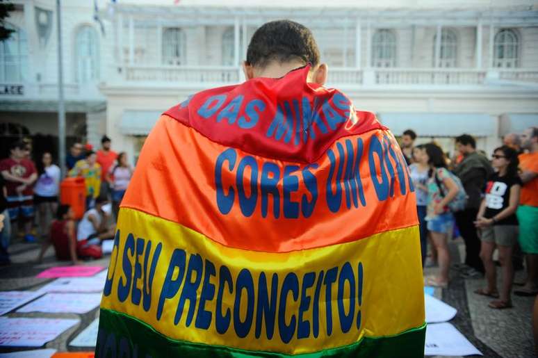 Protesto contra o assassinato do jovem gay João Antonio Donati mobilizou manifestantes na orla de Copacabana, no Rio