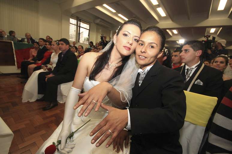 Marcado originalmente para o Centro de Tradições Gaúchas (CTG) Sentinela do Planalto, o casamento teve que ser transferido porque o local foi alvo de incêndio criminoso, motivado por homofobia