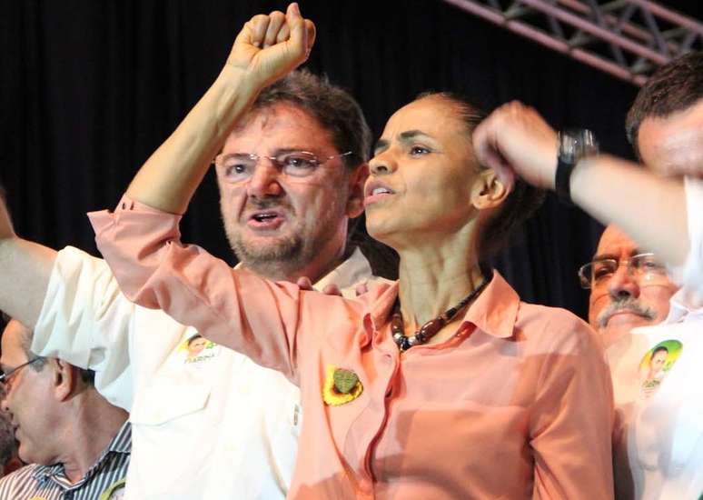 <p>Marina tinha comício marcado para às 19h30 em Teresina, mas só chegou por volta das 23h30, após atraso na agenda política na Paraíba</p>