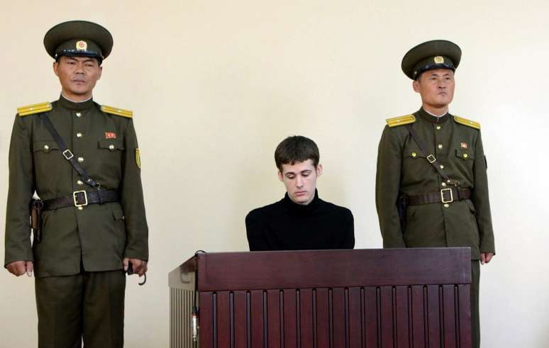 <p>Matthew Todd Miller durante julgamento em Pyongyang, Coreia do Norte. Imagem divulgada pela Agência de Notícias da Coreia do Norte Central (KCNA)</p>