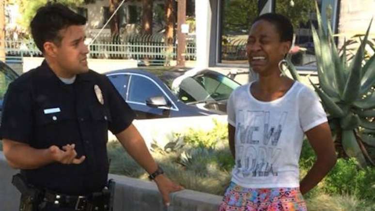 <p>Atriz Danièle Watts após ser algemada por policiais em Los Angeles</p>