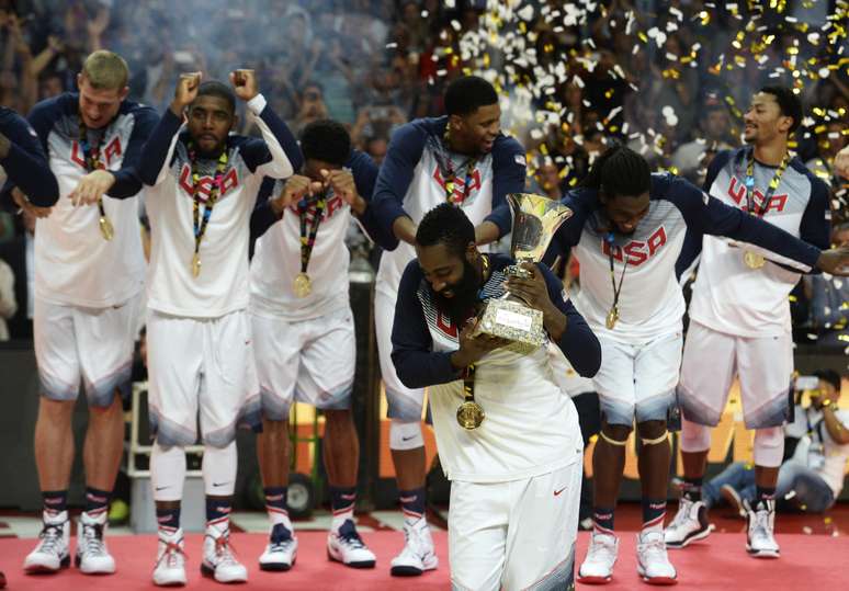 <p>Jogadores fizeram uma dancinha no pódio</p>