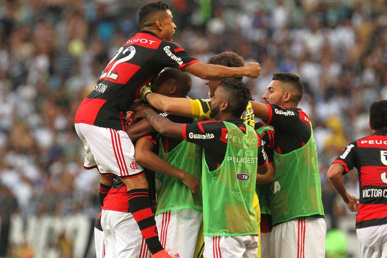 <p>Flamengo comemora gol de Wallace; impedimento na origem da jogada</p>