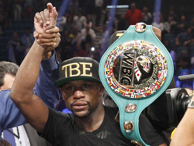 Mayweather continua invicto no boxe profissional