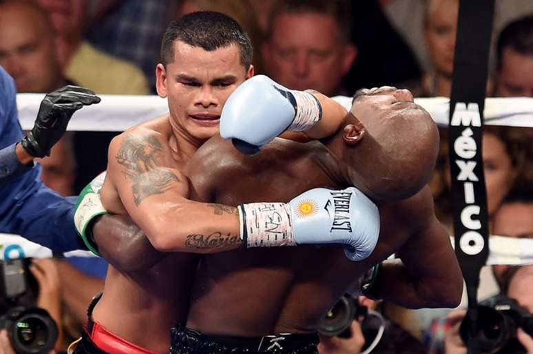 Maidana agarra Mayweather