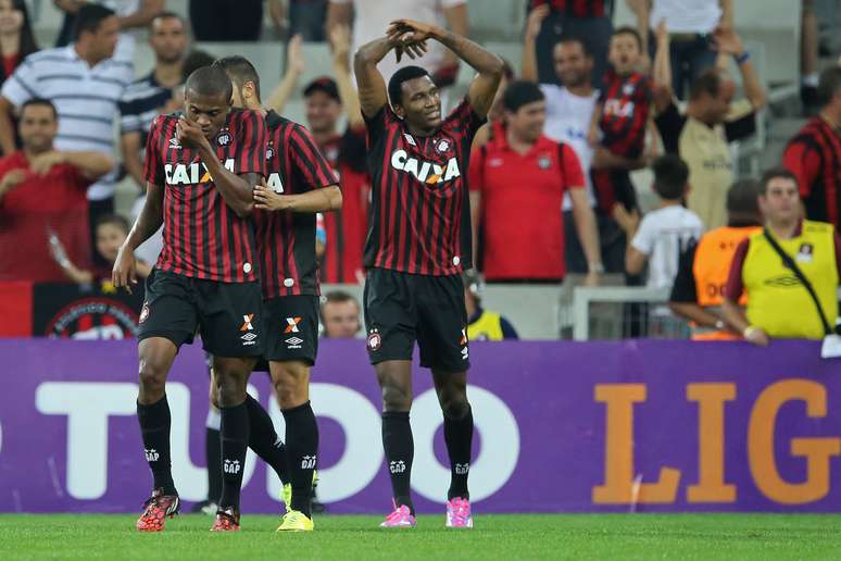 <p>Jogadores do Atl&eacute;tico-PR comemora importante gol no Arena</p>