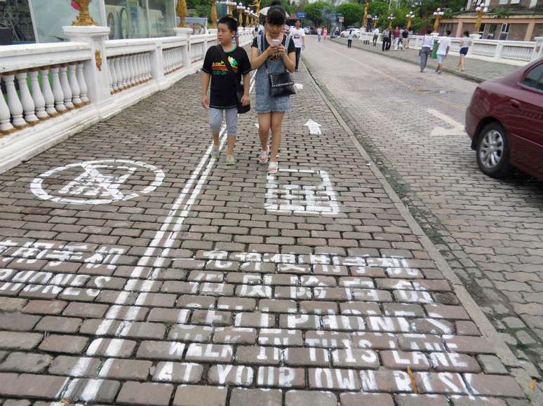 Calçada na China foi marcada para que os viciados nos celulares possam andar 
