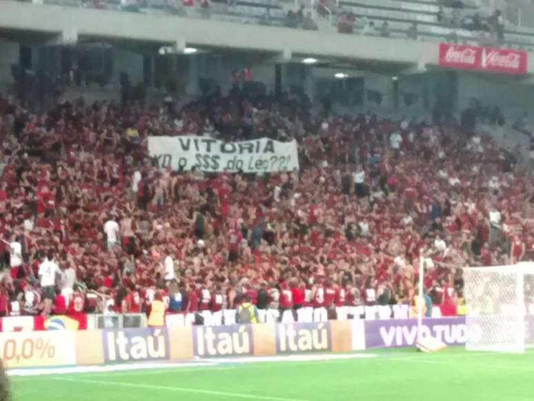 Torcida não esqueceu do caso Léo