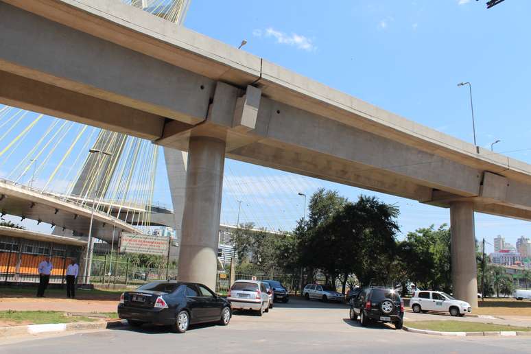 Carros transformam ponte Otávio Frias de Oliveira, na zona sul de São Paulo, em estacionamento. Infração é grave e rende multa de R$ 127,69, além de cinco pontos na carteira e remoção do veículo