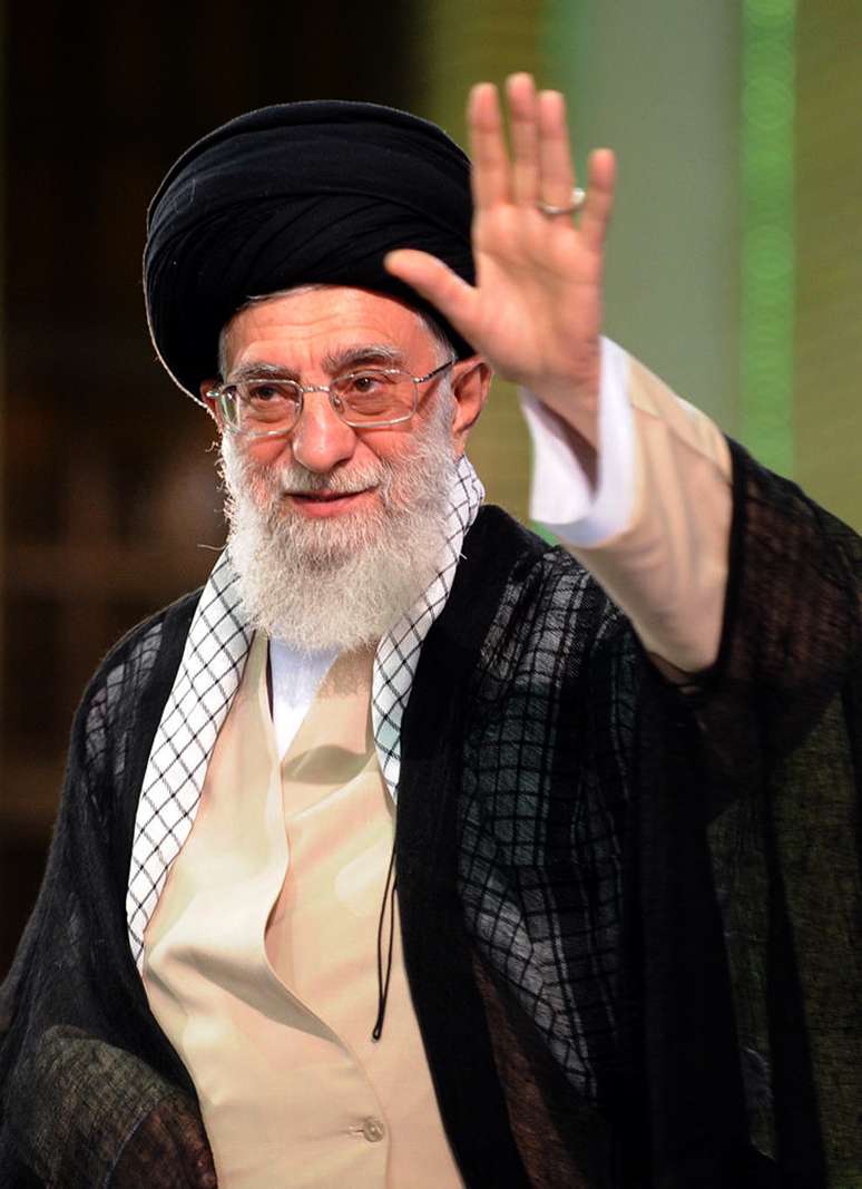 O líder supremo do Irã disse que não vai cooperar com os EUA contra o Estado Islâmico