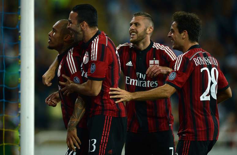 De Jong comemora um dos cinco gols do Milan