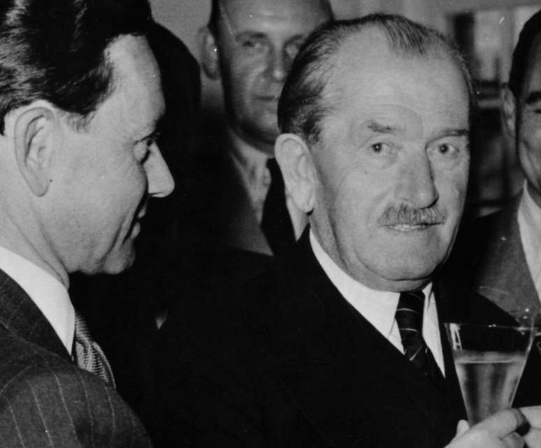 Ferdinand Porsche (à direita) e seu filho, em 1948. Dupla revitalizou a empresa depois da Segunda Guerra Mundial