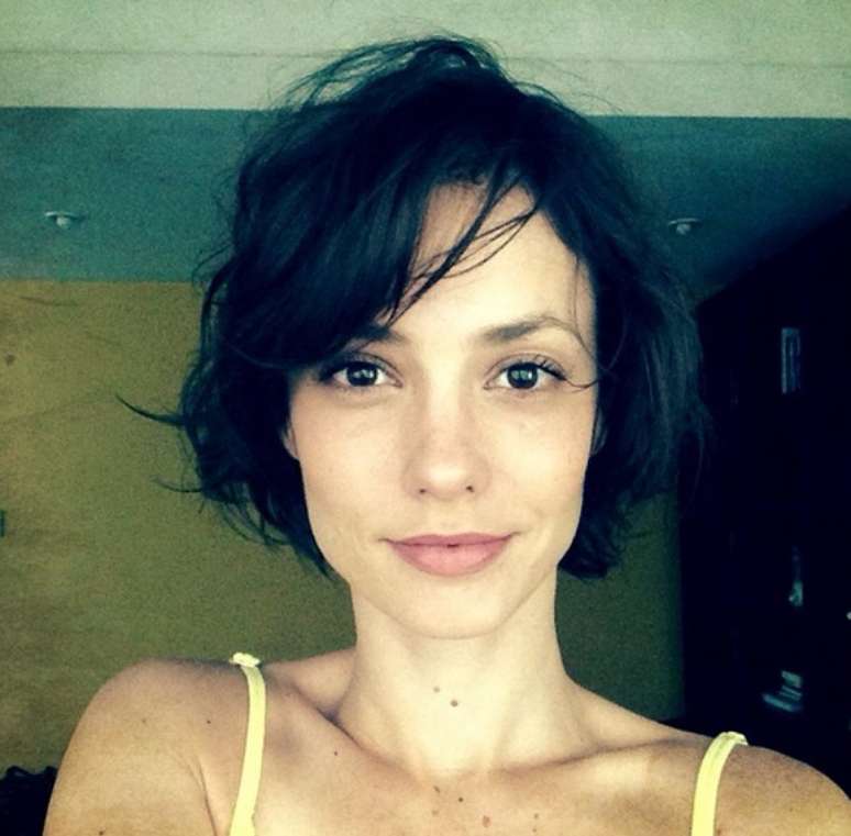 Depois de aderir ao cabelo curto, Rosane Mulholland adota tom escuro  