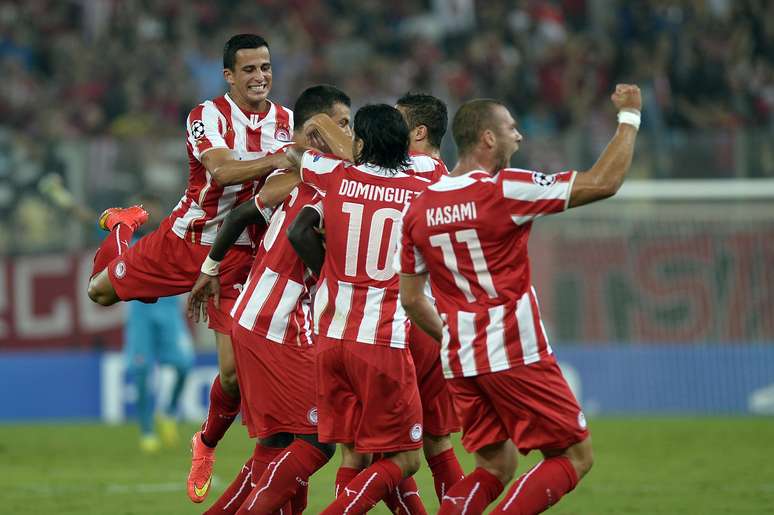 Jogadores do Olympiakos festejam vitória sobre o vice-campeão europeu Atlético de Madrid