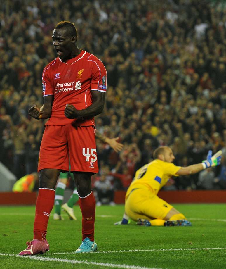 Balotelli fez o primeiro gol da vitória do Liverpool