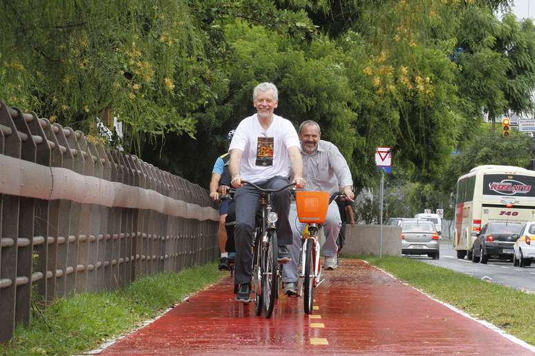 <p>Prefeito de Porto Alegre, José Fortunati, percorre ciclovia construída em cima de passeio público na av. Ipiranga</p>
