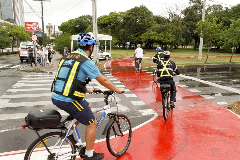 <p>Ciclistas reclamam de obstáculos que prejudicam a fluidez de quem usa essas vias com bicicleta</p>
