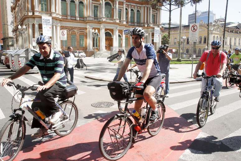 <p>Ciclovia construída em frente a prefeitura reduziu espaço de veículos</p>