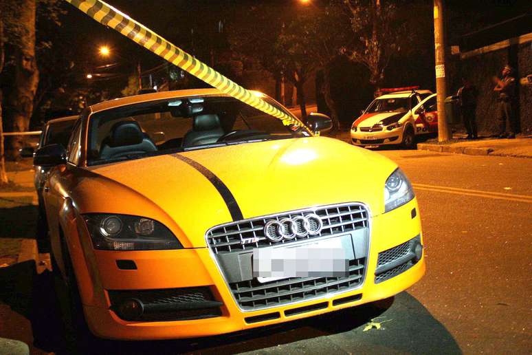 Carro da vítima estava estacionado em frente ao prédio , na zona oeste