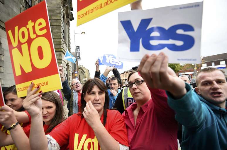Campanhas contra (NO) e a favor (YES) da independência na Escócia dividem a população