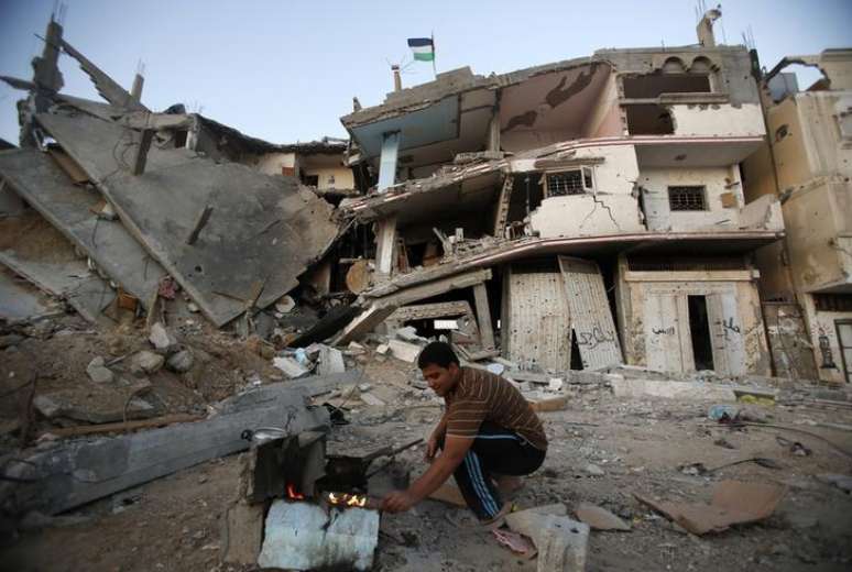 Palestino faz café perto das ruínas de sua casa, destruída pela ofensiva militar isralense na Faixa de Gaza. 10/09/2014