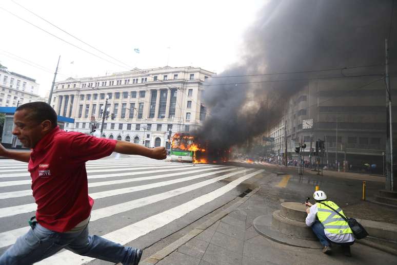 &Ocirc;nibus pega fogo enquanto homem foge da pol&iacute;cia