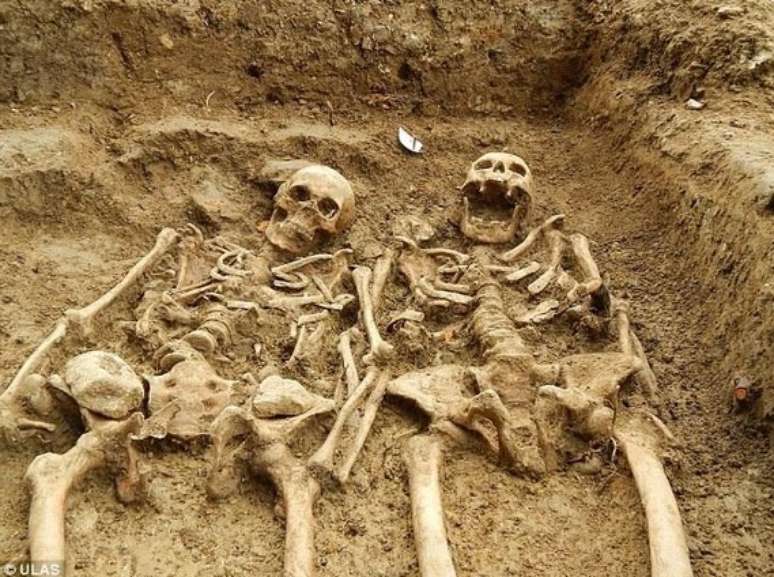 <p>Os dois esqueletos seriam da mesma idade e foram encontrados junto de outros 9 corpos </p>